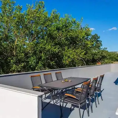 Three Bedroom Hébergement de vacances *